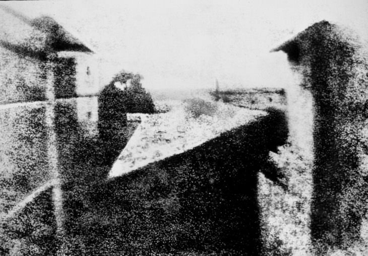 Fotos Históricas  La primera foto tomada, o al menos la más antigua que ha sobrevivido hasta la fecha su nombre es "Vista desde la ventana en Grass (Francia)" - 1826 o 1827