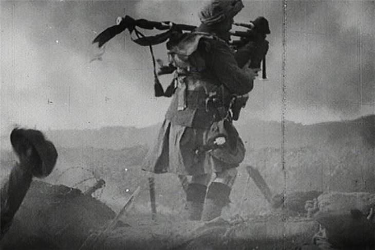 fotos históricas Un jugador de gaita sale de su escondite primero y lleva a los soldados a la batalla: 1910.