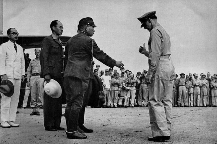 fotos históricas: el teniente general japonés Torshiro Kawaba se acerca a un apretón de manos, que es rechazado por el coronel Sidney Mashbir. 1945