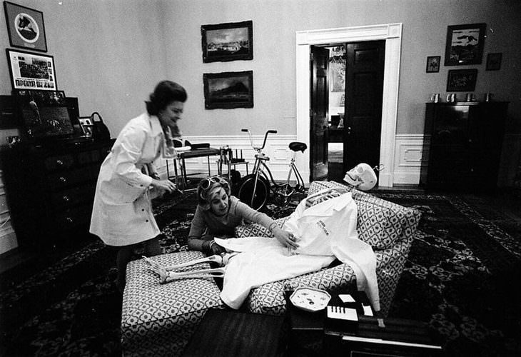 6. La primera dama Betty Ford, esposa del presidente estadounidense Gerald Ford, viste con su asistente una figura esquelética en la silla del presidente en su estudio de la Casa Blanca en el segundo piso, el 30 de octubre de 1974.