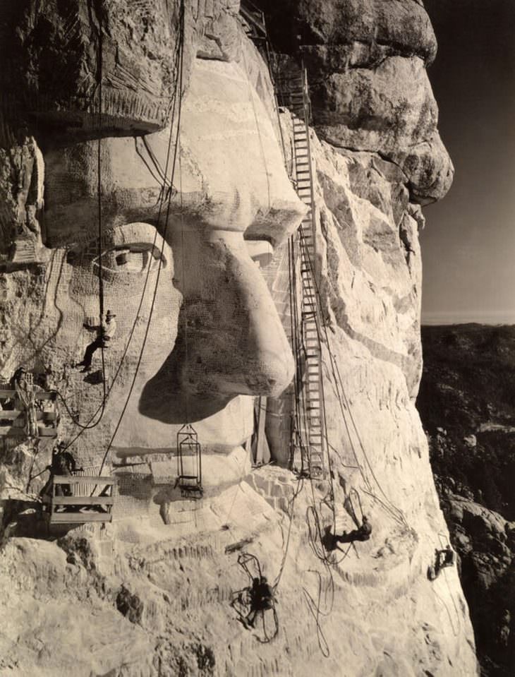  3. Las primeras etapas de esculpir la cabeza del presidente Abraham Lincoln en el Monte Rushmore - 1927.