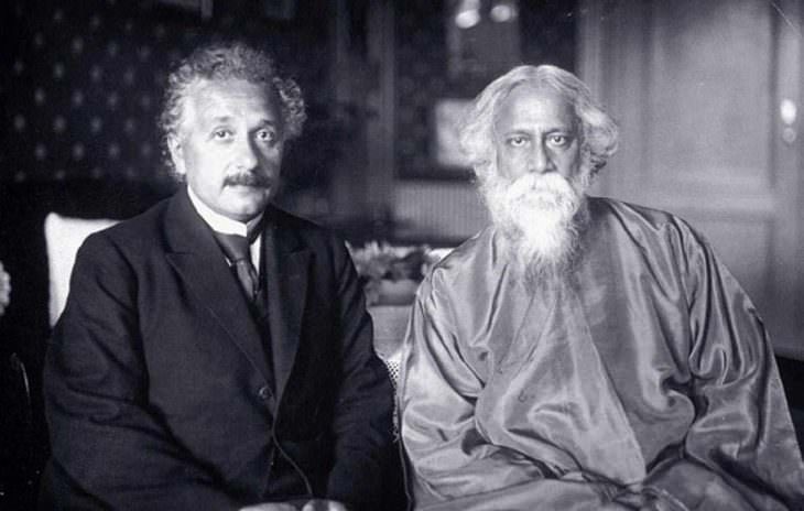 7. Rabindranath Tagore, un poeta y filósofo indio que fue el primer asiático en recibir el Premio Nobel de Literatura, junto con el reconocido científico Albert Einstein que ganó el Premio Nobel de Física, en la casa de Einstein en Alemania, julio de 1930.