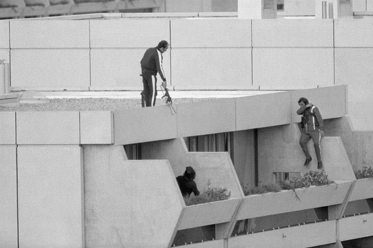 14. La policía se disfrazó de atletas, preparándose para atacar a los terroristas que tomaron como rehenes a atletas israelíes en los Juegos Olímpicos de Munich, septiembre de 1972.