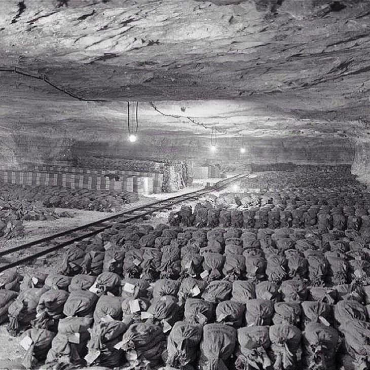 11. Más de 7,000 sacos de oro y plata que los nazis robaron a los civiles en una caja fuerte subterránea - 1945.