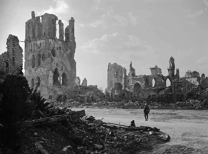 13. Un soldado austríaco mira las ruinas de la sala de lona, ​​desde uno de los edificios comerciales más grandes construidos en la Edad Media, en Eper, Bélgica - 3 de septiembre de 1917.