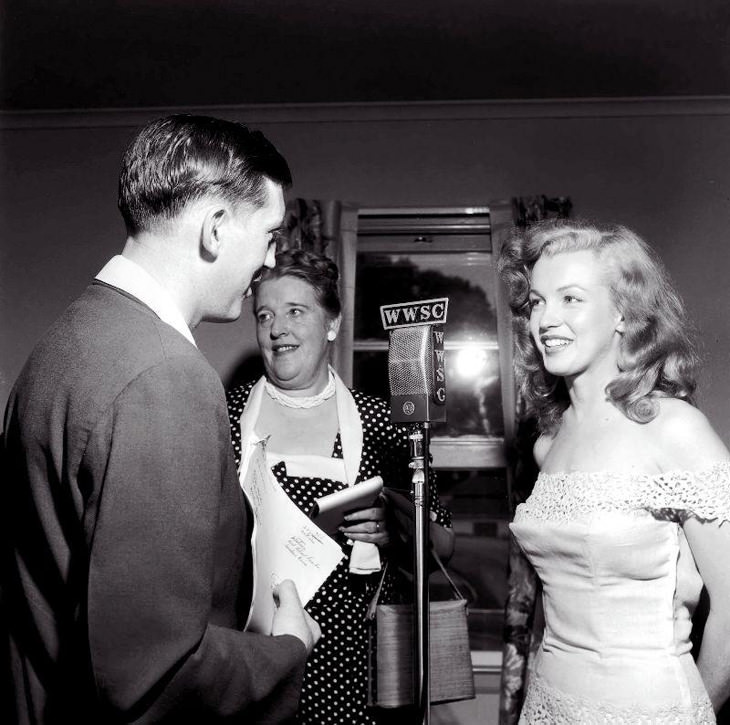 Imágenes Históricas Marilyn Monroe siendo entrevistada para promocionar su nueva película Love Happy