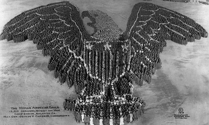 Imágenes Históricas 12,500 oficiales, enfermeras y civiles estadounidenses se reunieron para crear el emblema del águila estadounidense