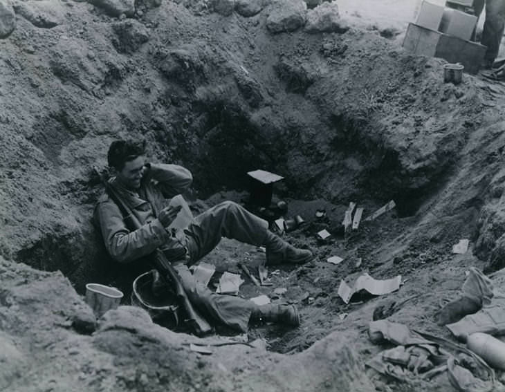 Imágenes Históricas Un marine estadounidense que leía una carta que le enviaron en la isla japonesa de Iwo Jima durante la Segunda Guerra Mundial