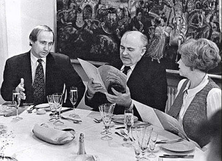 Imágenes Históricas último líder de la Unión Soviética, Mikhail Gorbachev, y su esposa, Raisa, sentados a cenar con nada menos que Vladimir Putin 1994