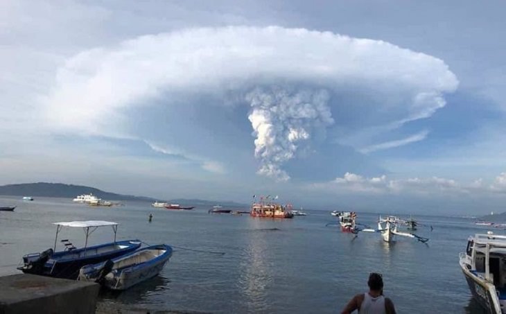 Erupción Del Volcán Taal En Filipinas erupción del volcan vista desde la playa