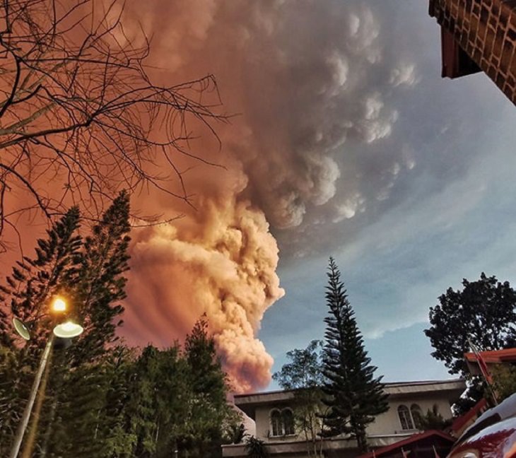 Erupción Del Volcán Taal En Filipinas imagen del humo detrás de una casa