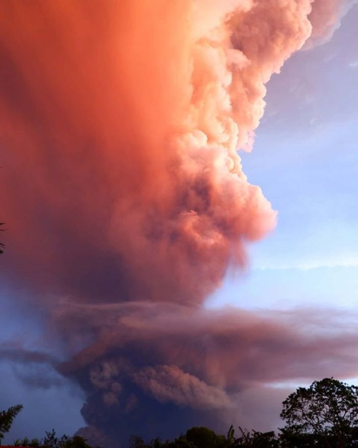 Erupción Del Volcán Taal En Filipinas nubes de color rojizo