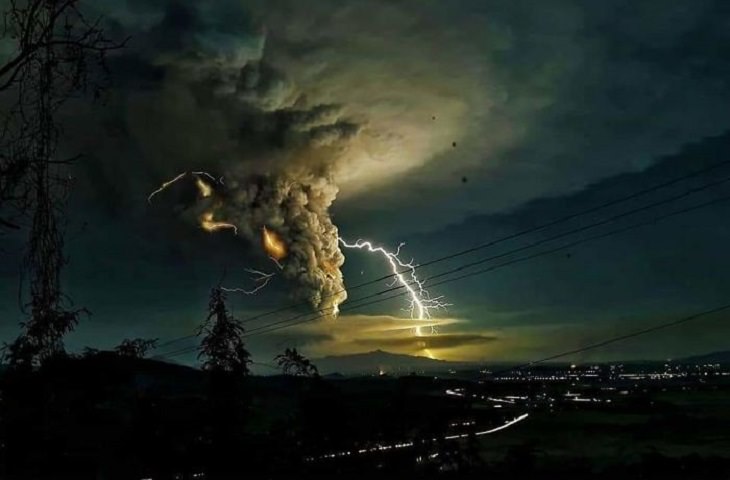 Erupción Del Volcán Taal En Filipinas tormenta eléctrica