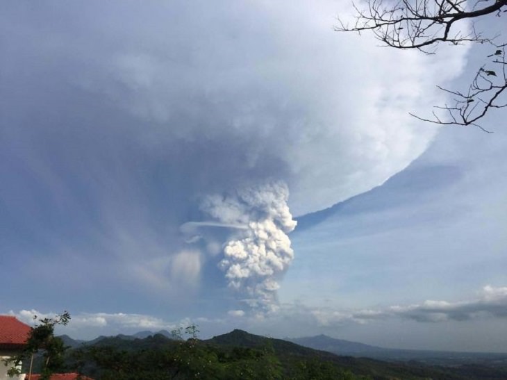Erupción Del Volcán Taal En Filipinas humo observado a distancia