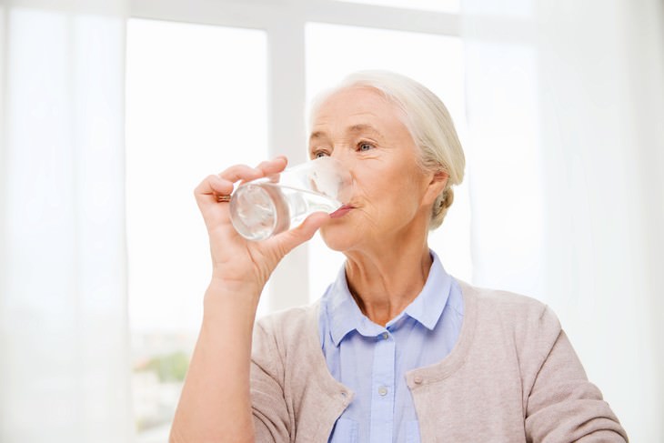  deshidratación en personas mayores agua potable de anciana
