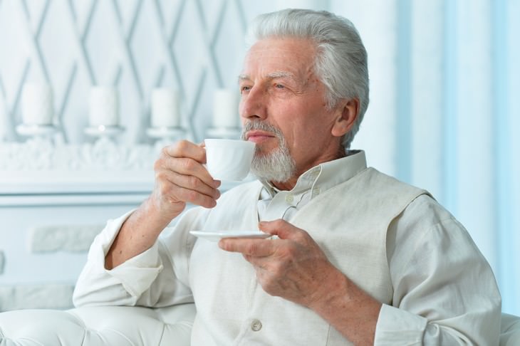 deshidratación en personas mayores senior hombre tomando café