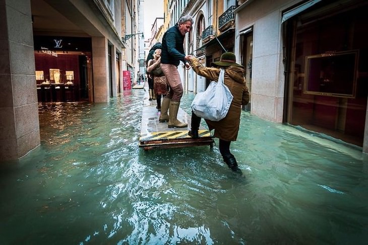 desierta esta vez. Inundadas personas de Venecia en una balsa