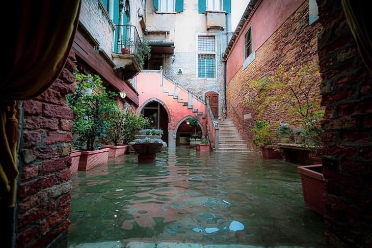 Callejón inundado de Venecia