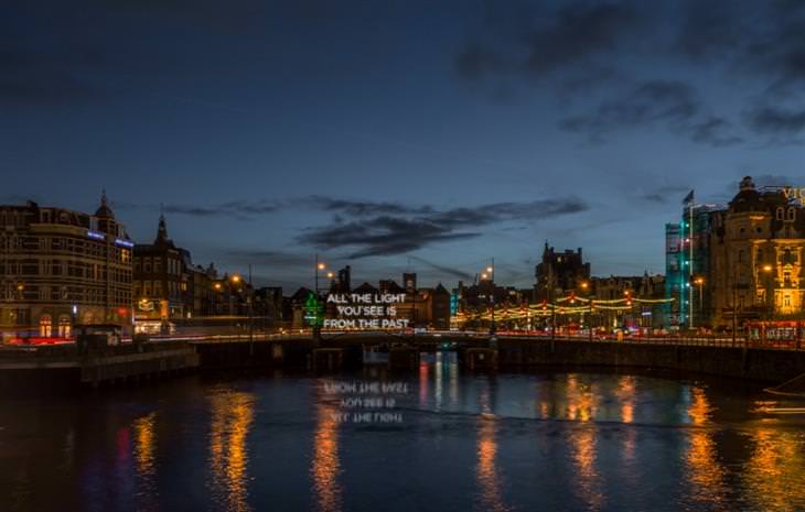 Festival de las luces de Amsterdam anuncio luminoso en el puente