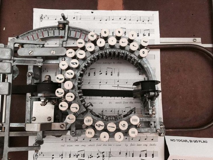 Imágenes extrañas máquina de escribir musical