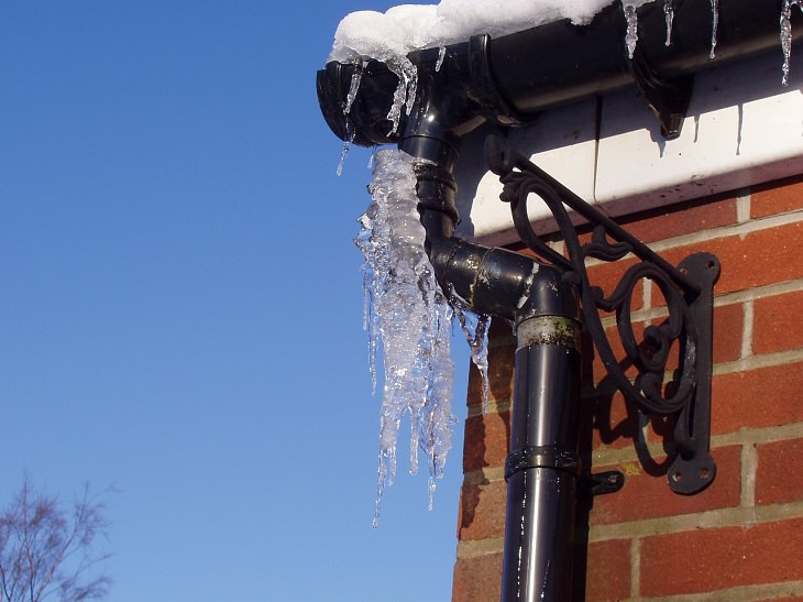 Hacks útiles para la vida invernal con un presupuesto para tratar con hielo, escarcha y nieve, tuberías congeladas