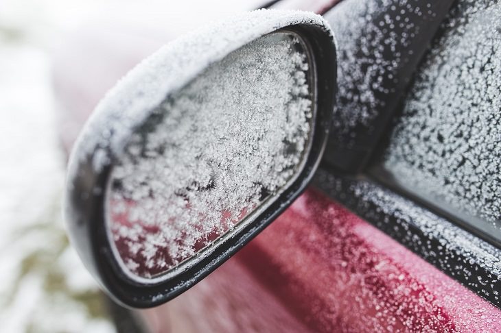  Winter Life Hacks útil con un presupuesto para lidiar con hielo, escarcha y nieve, auto rojo y espejo retrovisor