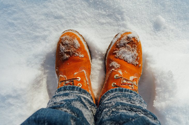Hacks útiles para la vida invernal Con un presupuesto para tratar con hielo, escarcha y nieve, zapatos cubiertos de nieve