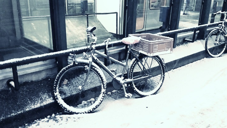 Hacks útiles para la vida invernal Con un presupuesto para tratar con hielo, escarcha y nieve, bicicleta cubierta de nieve y hielo
