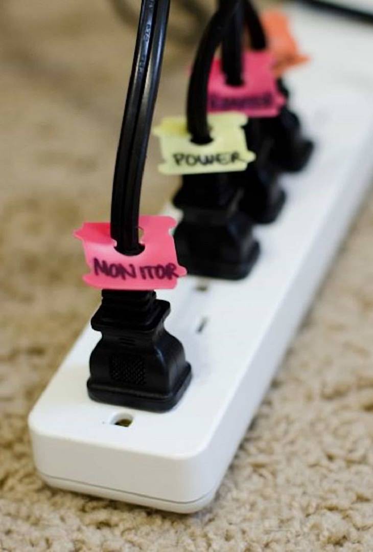 13 Trucos Fáciles y Novedosos Para Organizar Tu Hogar etiqueta los cables de enchufe