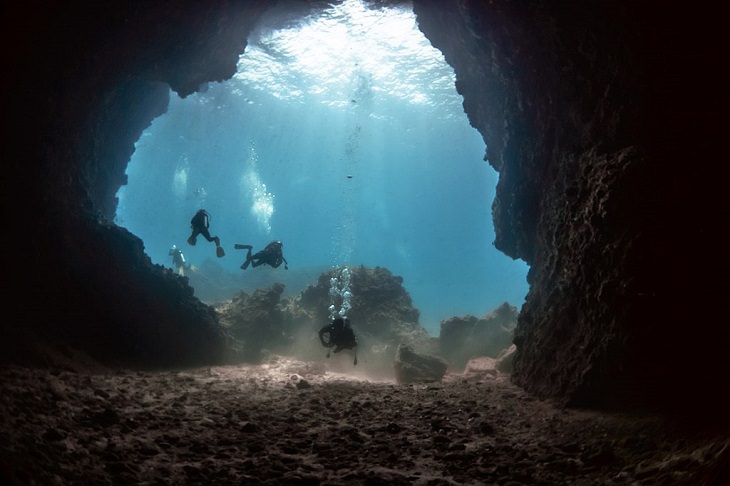 20 Espectaculares Fotografías De La Maravillosa Kabri Explorando una cueva submarina en el Parque Nacional Mu Ko Lanta