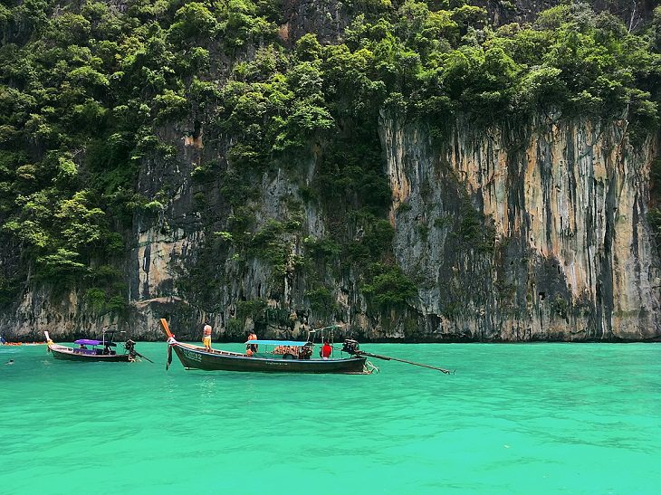 20 Espectaculares Fotografías De La Maravillosa Kabri  Dar un paseo en un bote de cola larga en Pileh Lagoon en las islas Phi Phi