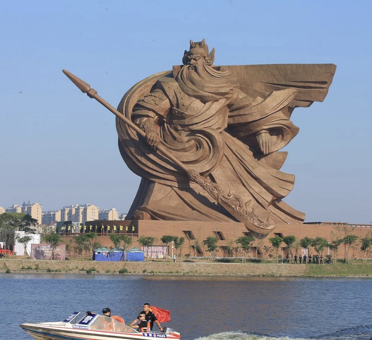  17. Una estatua de 190 pies de altura y 1200 toneladas del dios del agua Guan Hu, en Jingzhou, China