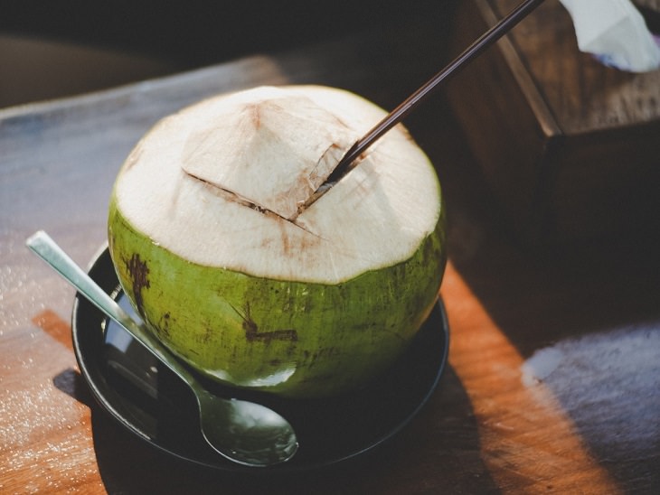 10 Bebidas Que Ayudan a Mantener El Cuidado De La Piel Agua de coco
