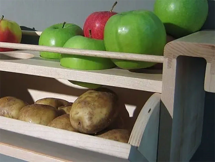 6. Las papas se pueden almacenar con manzanas para evitar que broten.