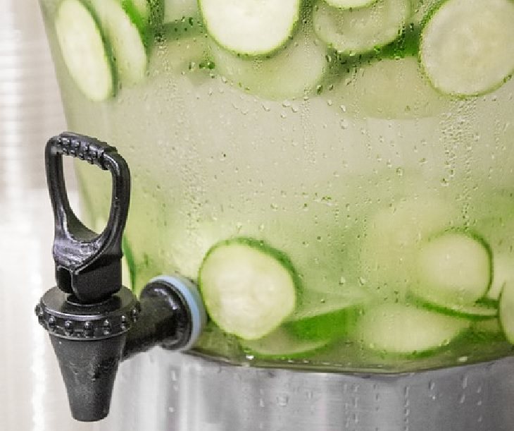 10 Bebidas Que Ayudan a Mantener El Cuidado De La Piel Infusión de agua con pepino
