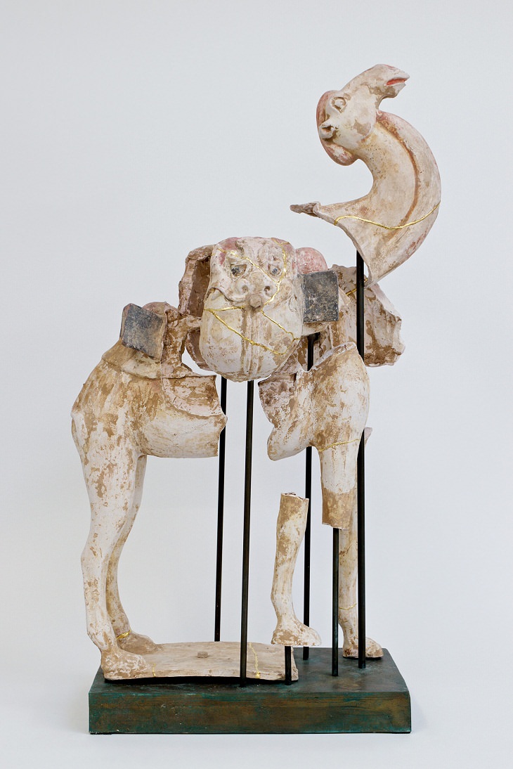 Artista Revive Cerámicas Desechadas En Bellas Esculturas Camello