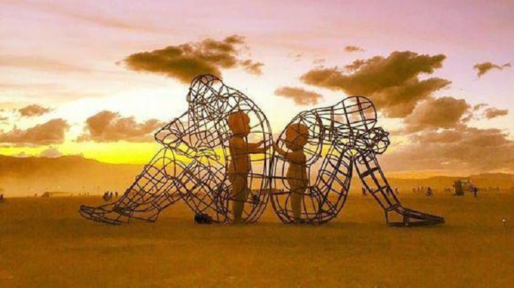 20. Una escultura en Burning Man, que representa al niño interior atrapado de cada persona, por Aleksandr Milov