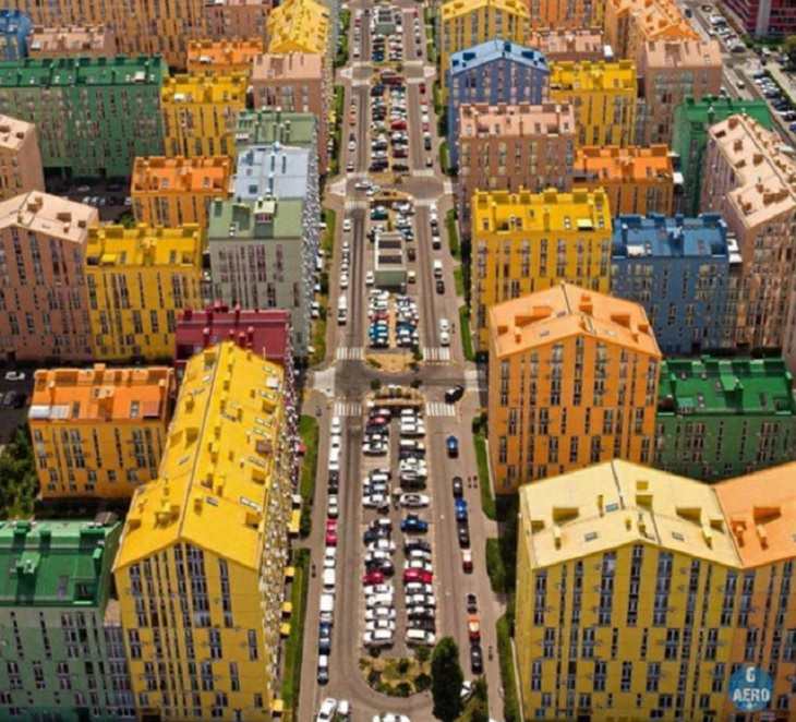 16. Comfort Town, un complejo de apartamentos empapado de color ubicado en Kiev