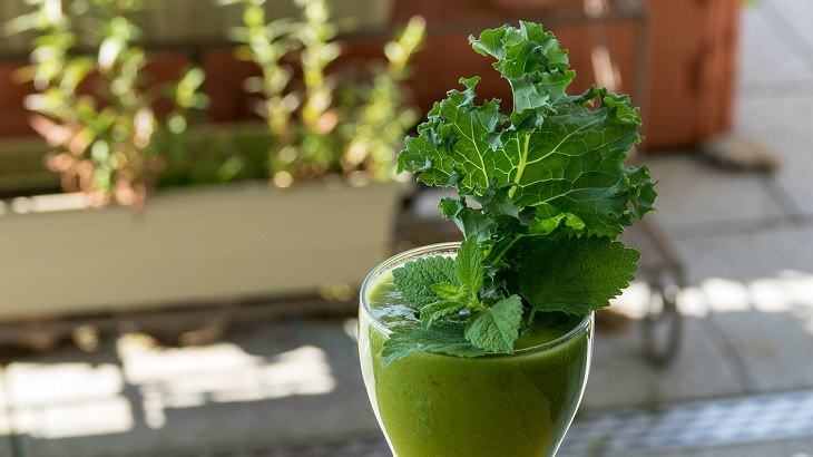 10 Bebidas Que Ayudan a Mantener El Cuidado De La Piel Jugo verde con col rizada