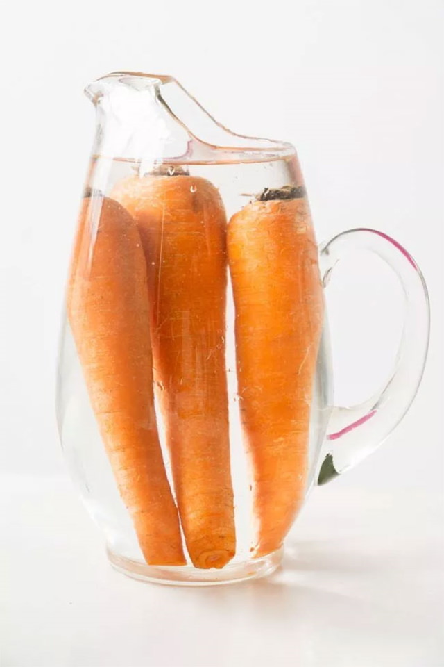 10. Guarda las zanahorias en el refrigerador durante meses simplemente quitando las hojas y guardándolas en un recipiente lleno de agua.
