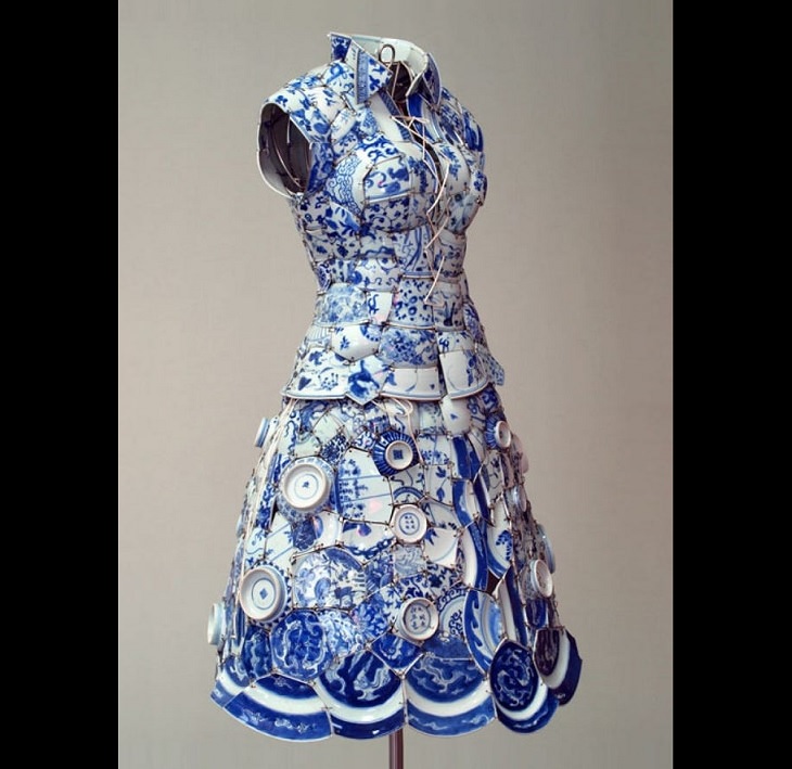  13. Un vestido hecho completamente de porcelana, del artista Li Xiaofeng