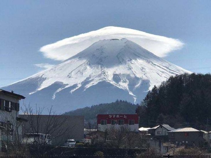 20 Cosas Raras Que Realmente Existen En Nuestro Planeta nube en monte Fuji en Japón