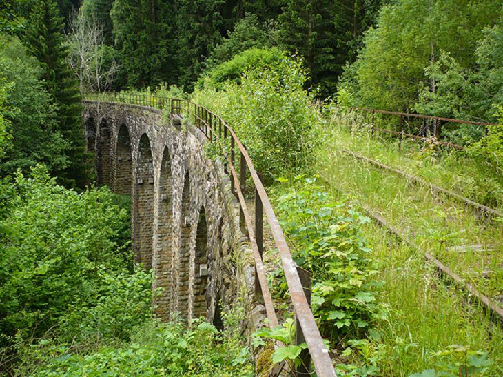 Lugares abandonados Un puente ferroviario abandonado en la República Checa.