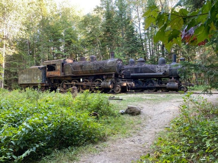 Lugares abandonados ¡Este tren abandonado en los bosques de Maine en los EE. UU. Parece tan espeluznante!