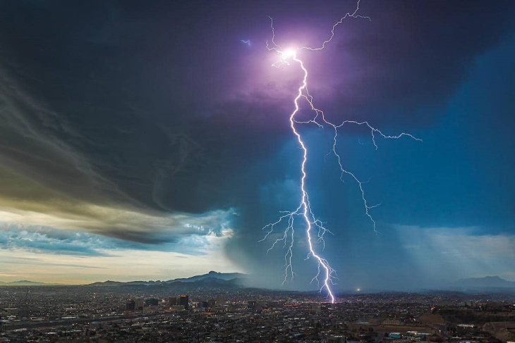 Concurso Fotografía Clima Extremo Finalista: "Tormenta antes del amanecer sobre El Paso, Texas" por Lori Grace Bailey