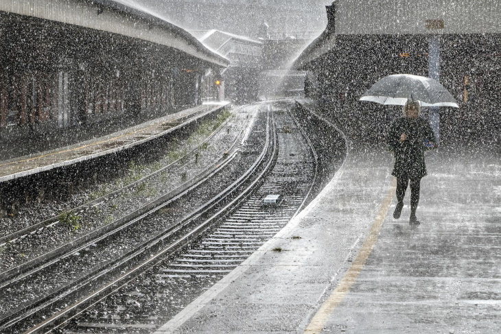 Concurso Fotografía Clima Extremo  Finalista: "Solo caminando en la lluvia" de Adrian Campfield