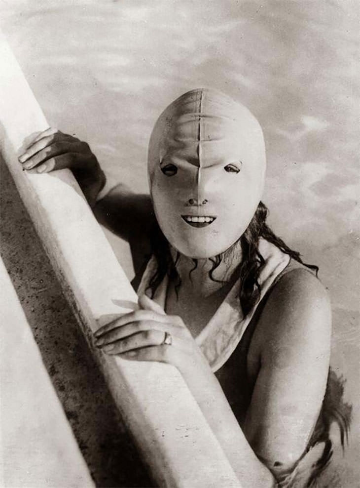 Prácticas De Belleza Del Pasado Una máscara de natación de cara completa que ayudó a proteger la piel del sol, en la década de 1920