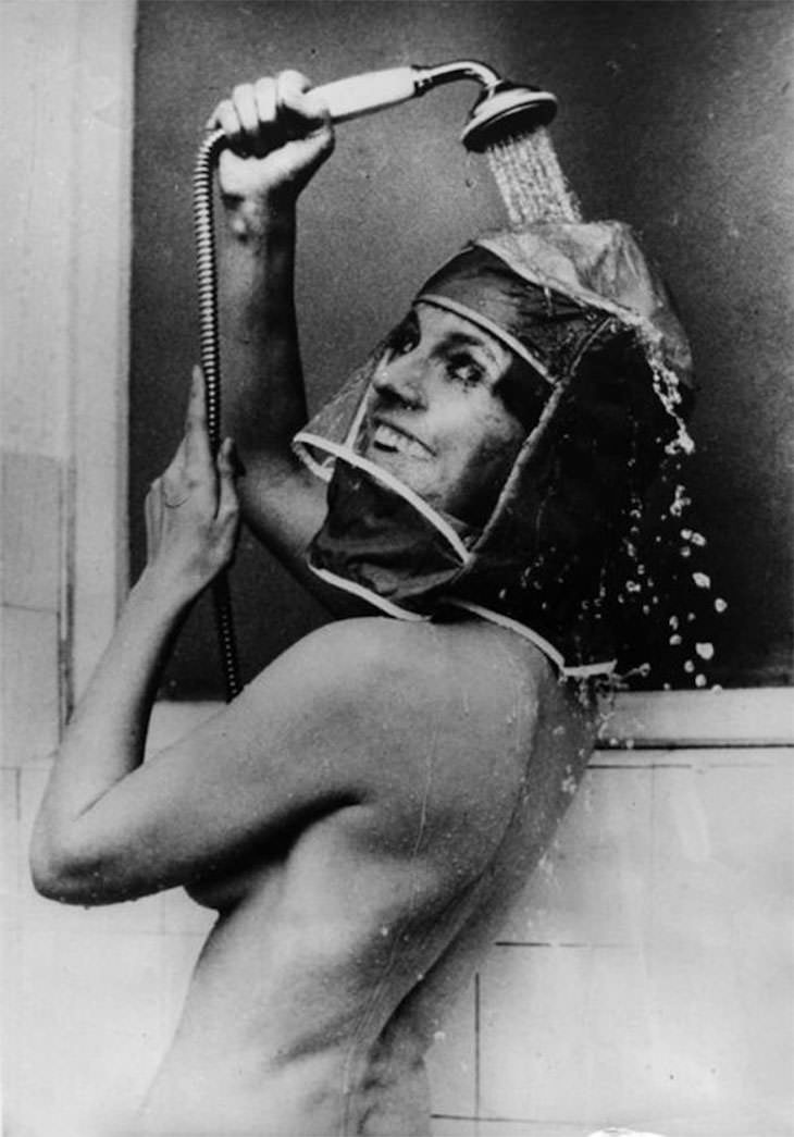 Prácticas De Belleza Del Pasado Este gorro de ducha se utilizó para proteger el cabello de la humedad, 1970
