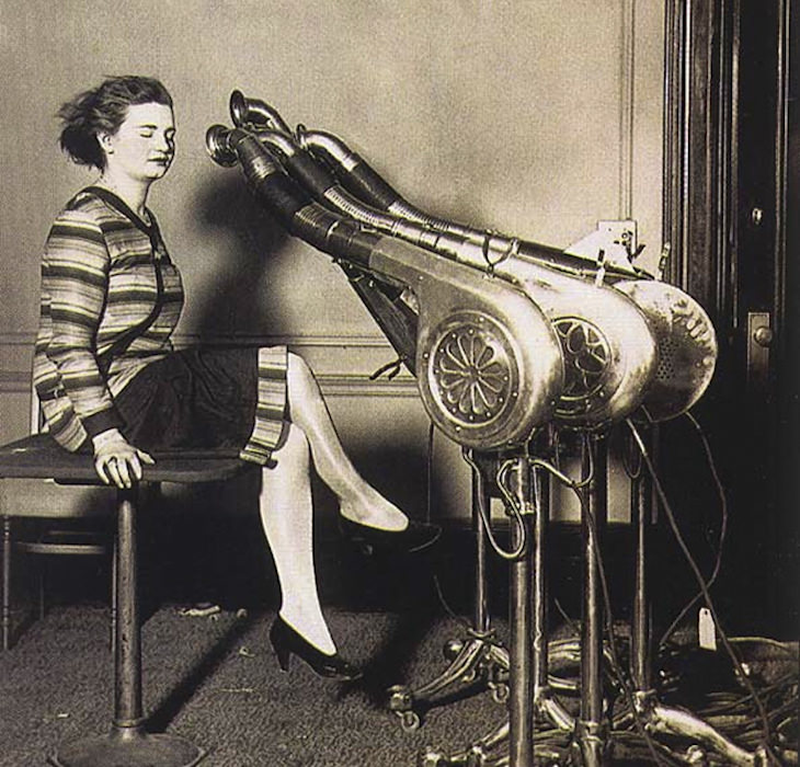 Prácticas De Belleza Del Pasado Un secador de pelo de la década de 1920