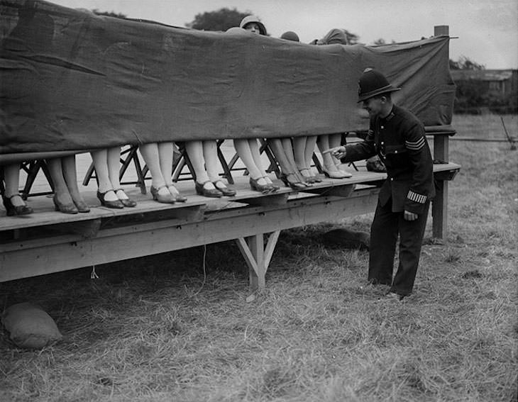 Prácticas De Belleza Del Pasado Un policía juzga una competencia de tobillo en Hounslow, Londres, en 1930
